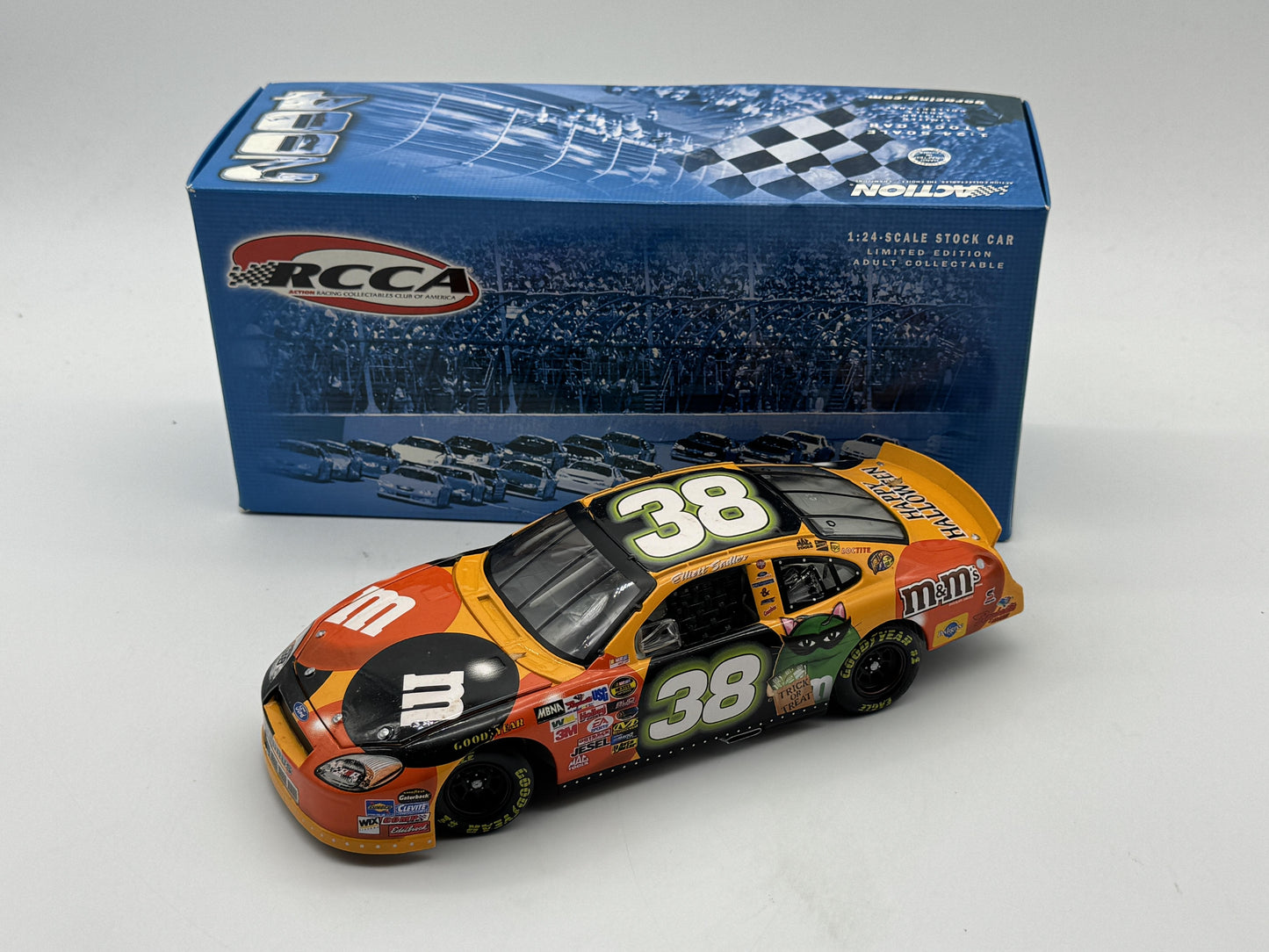 D - Item J316 - Elliott Sadler #38 M&M's / Halloween 2004 Taurus Club Car