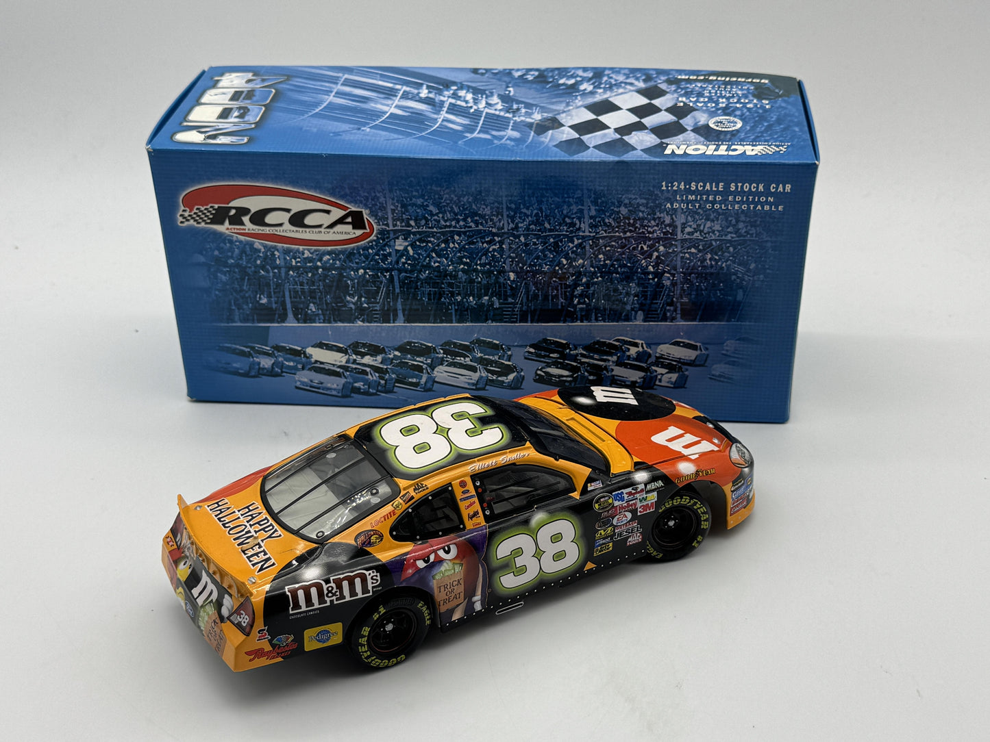 D - Item J316 - Elliott Sadler #38 M&M's / Halloween 2004 Taurus Club Car